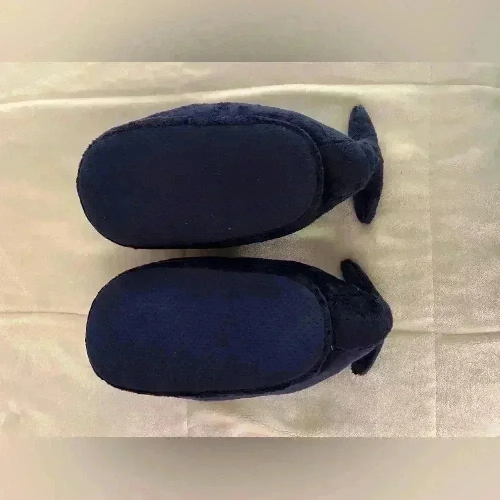 Kids Size Large (11/12) Vineyard Vines Whale Slippers